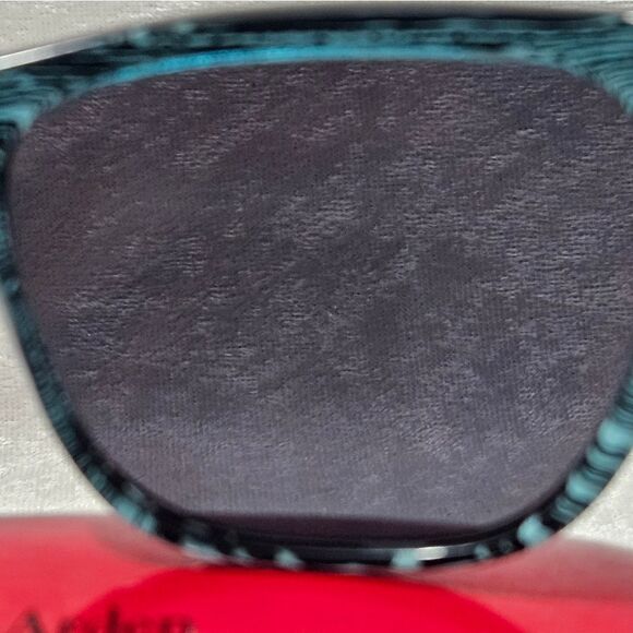 🕶Elizabeth Arden, Aqua stripe sunglasses. - Picture 8 of 10